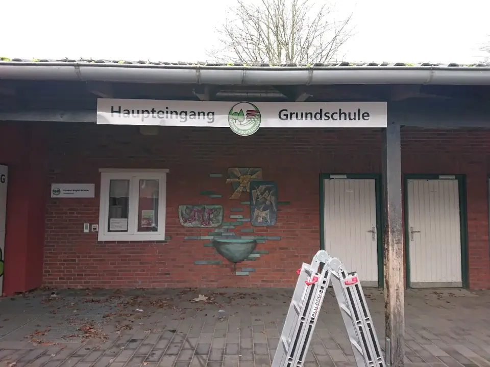 Haupteingang der Caspar-Voght-Grundschule Rellingen mit Wandgestaltung und Logo