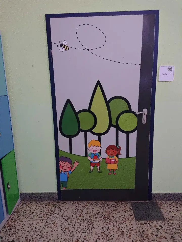 Schulzimmertür mit illustriertem Naturmotiv für Kinder – Caspar-Voght-Schule Rellingen