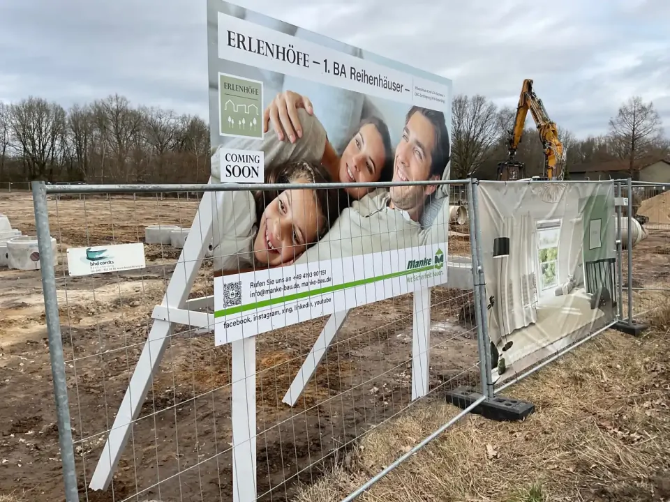 Montiertes Bauschild der Firma Manke auf einer Baustelle in Quickborn