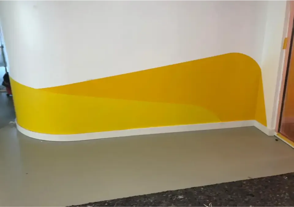 Wandgestaltung mit selbstklebender Folie und Schablonenmuster